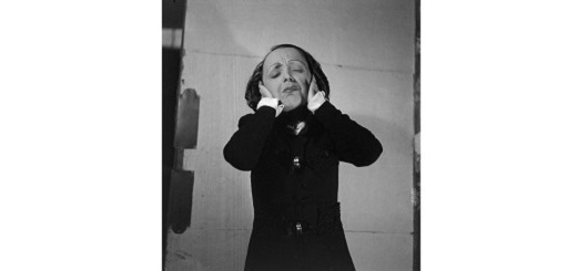 Die Sängerin Edith Piaf (1915-1963) bei einer Schallplattenaufnahme (Paris, 1937-1938) Die Sängerin Edith Piaf (1915-1963) bei einer Schallplattenaufnahme (Paris, 1937-1938)