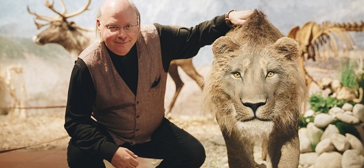 Prof. Dr. Wilfried Rosendahl mit dem Höhlenlöwen in der Schau 