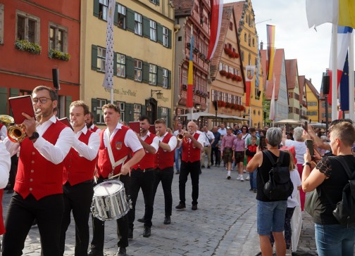Die Stadtkapelle führt den Umzug der Bürger  durch die historische Altstadt zum Festzelt am Schießwasen an